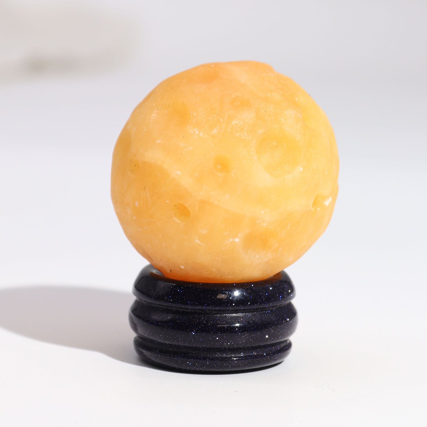 Saturn Edelsteinkugel aus Gelbem Jade – 40mm auf Goldfluss-Sockel