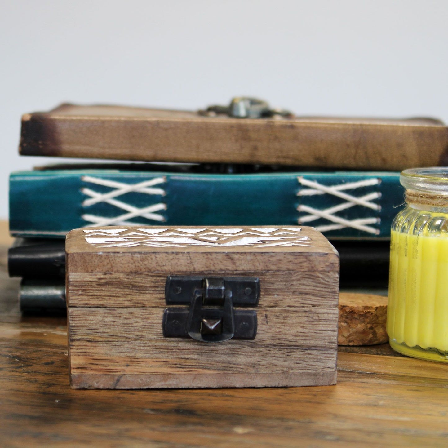 Handgeschnitzte Mangoholz-Box im Aztekendesign, weiß gewaschen - 3x1,5 Pillenbox