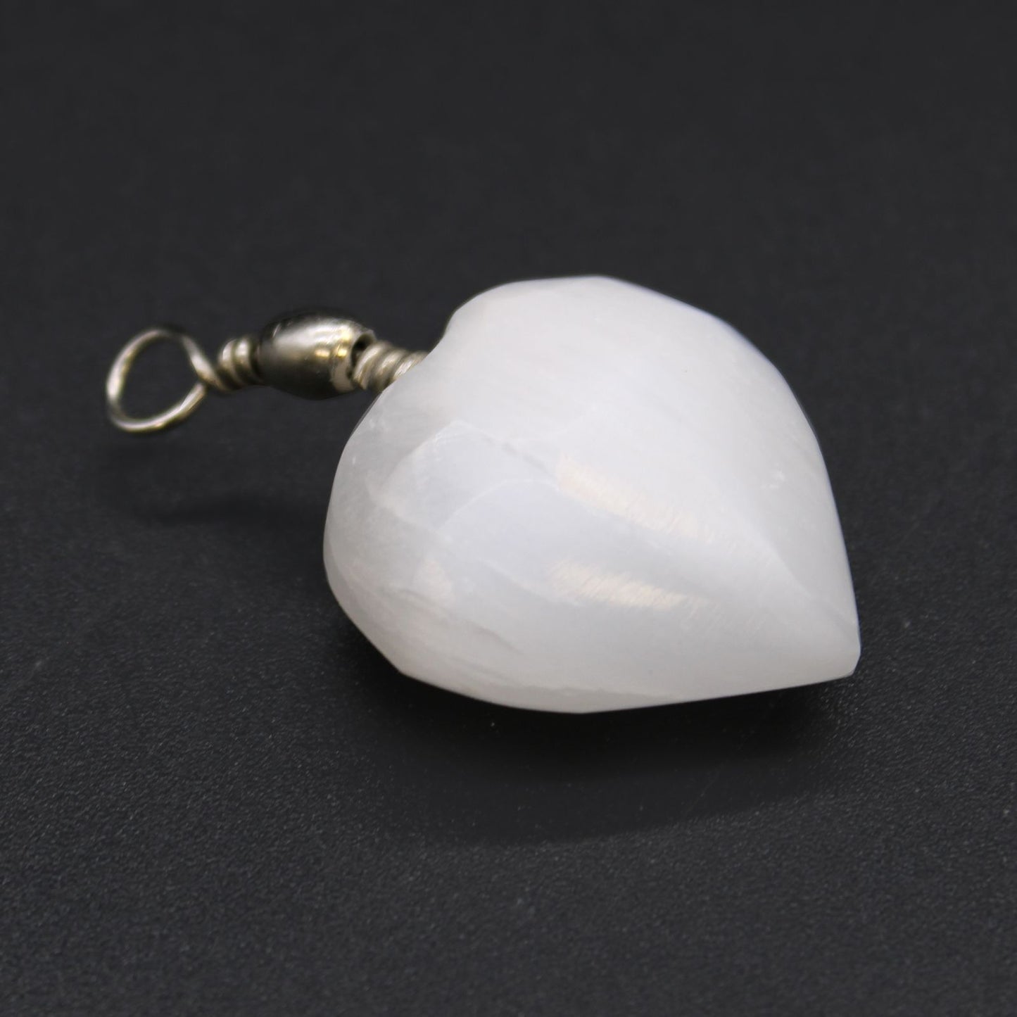 Selenit Herz-Anhänger – Handgefertigter Schmuck für innere Balance