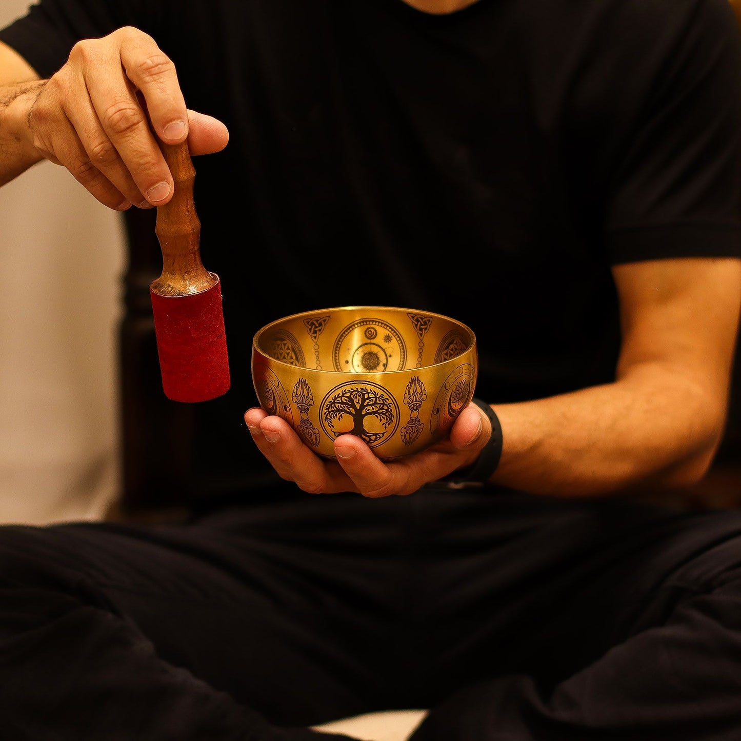 Set mit vier handgravierten Buddha-Klangschalen aus Messing