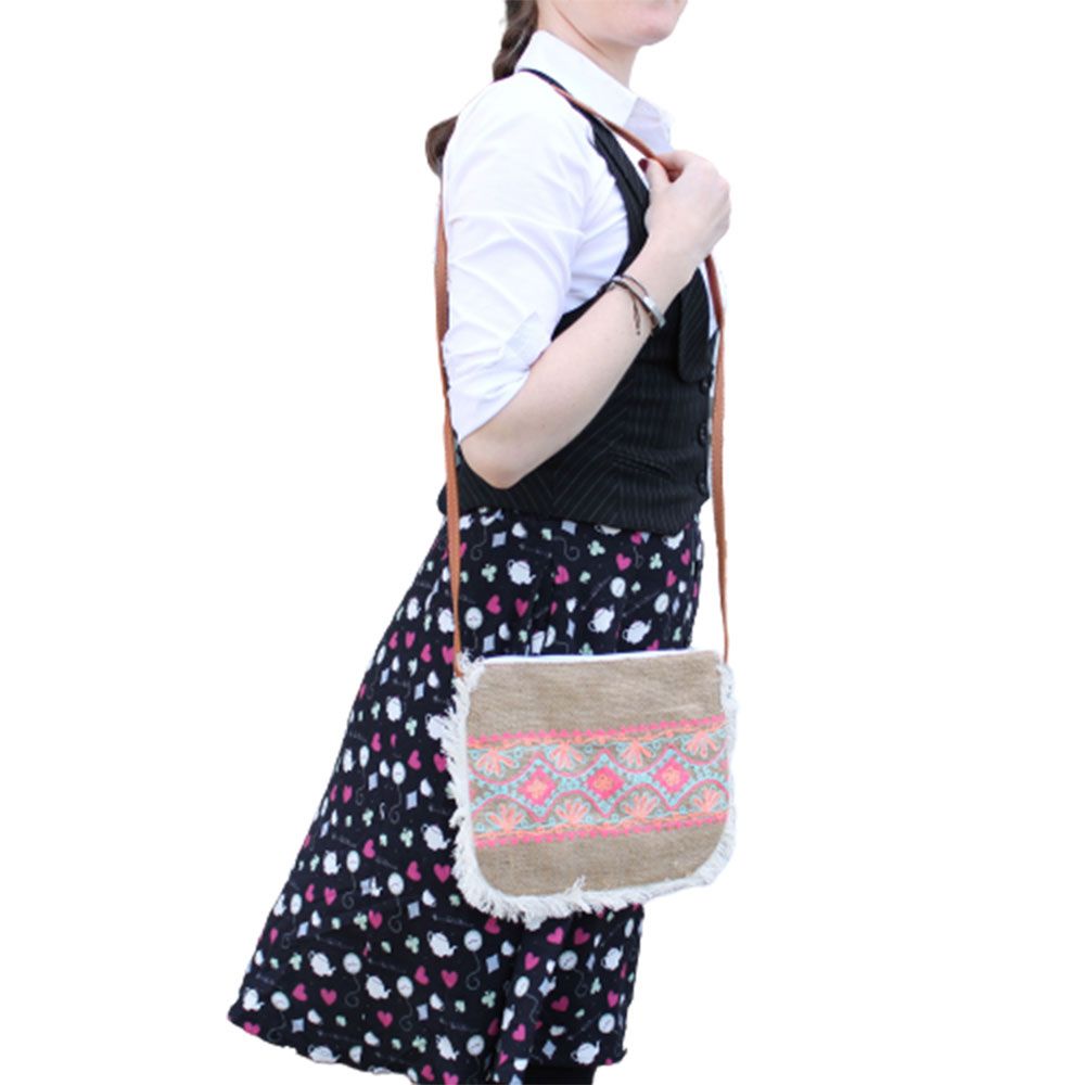Handbestickte Jute Shopper mit Fransen – Sommerliches Kunsthandwerk