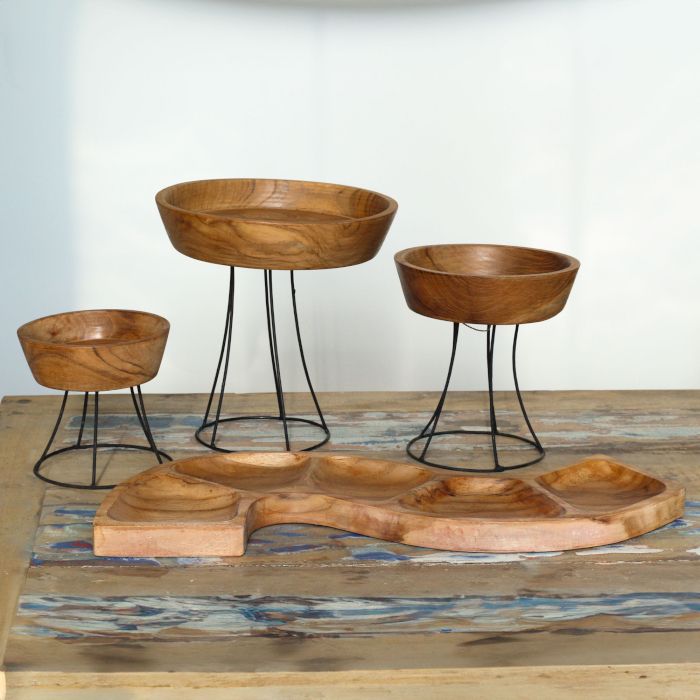 Set mit 3 erhöhten Servierschalen aus Teakholz mit Metallständer