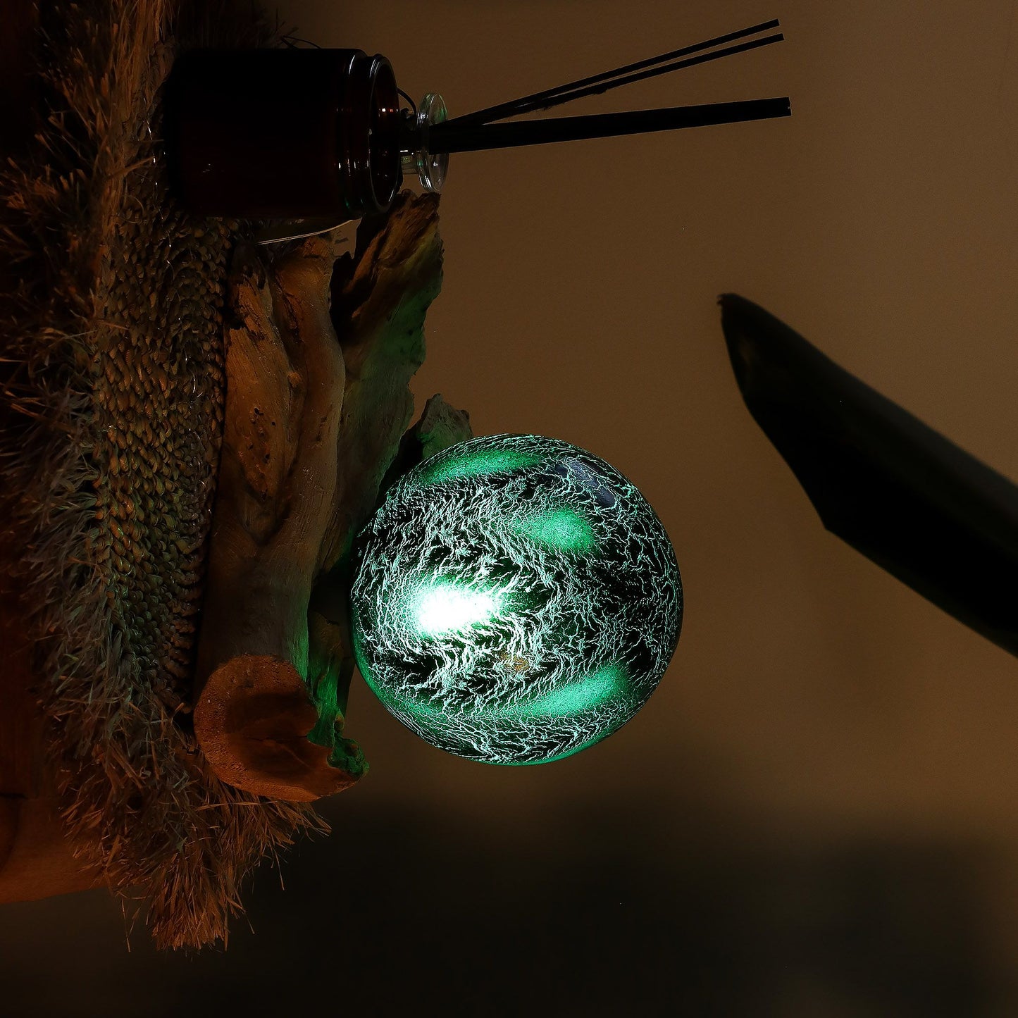 Tischlampe DriftGlow – Smaragdgrün Craquelé auf natürlichem Treibholz