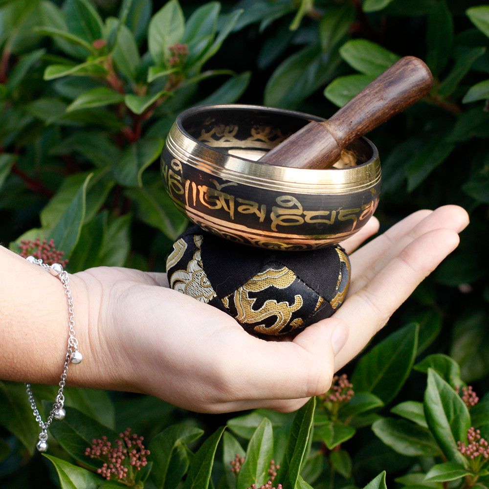 Klangschalen-Set in Schwarz mit Samtbeutel – Handgefertigte Meditationsschale aus Messing