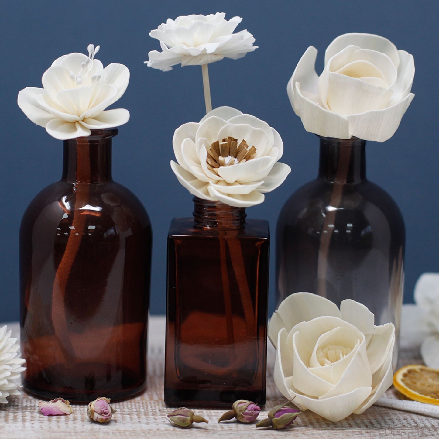 Natürliche Duftblüte Lotus - Handgefertigte Solaholz-Blüte mit Baumwollfaden