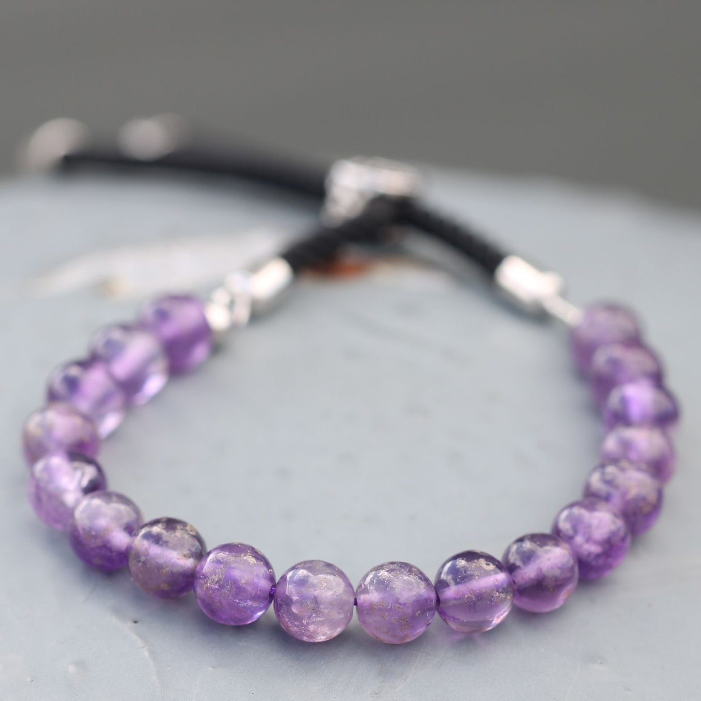 Amethyst Armband aus schwarzer Schnur mit verstellbarem Silberverschluss