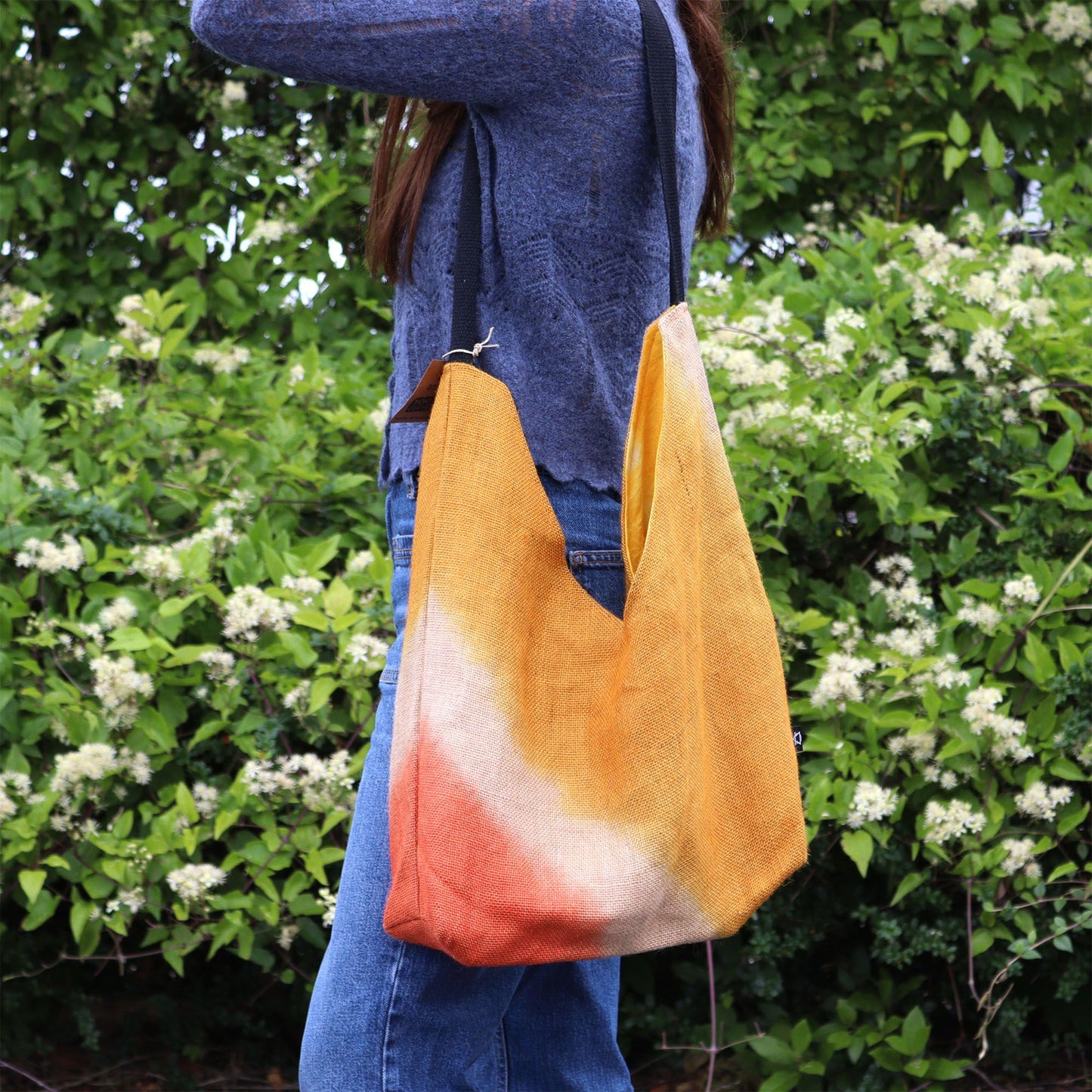 Soft Blend Shoulder Tote - Kurkuma Tie-Dye Jute Tasche