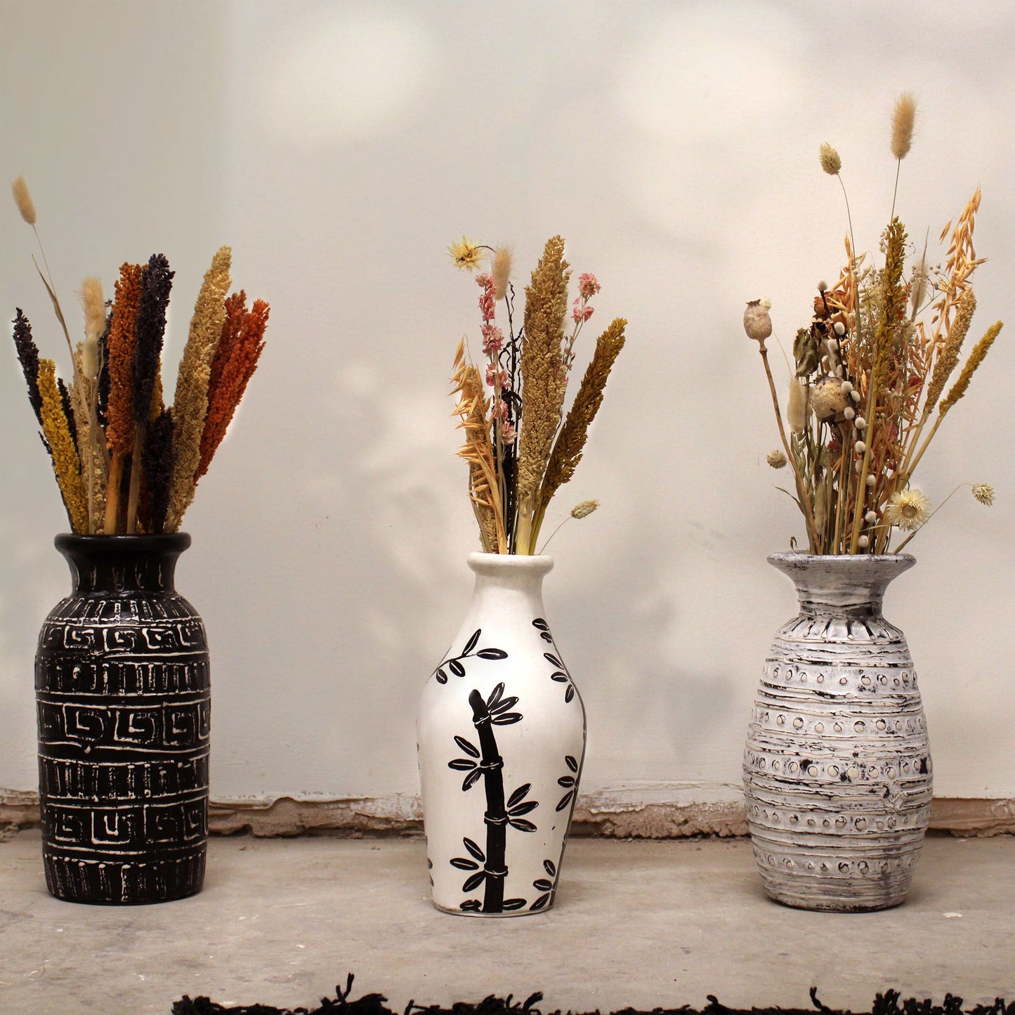 Creme Keramikvase mit Bali-Motiven – Handgefertigte Terrakotta-Dekoration