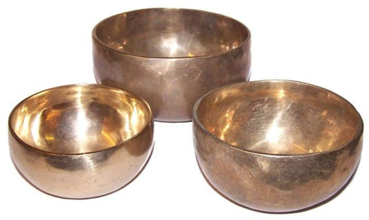 Set aus drei handgefertigten Klangschalen aus Messing - 11 bis 13 cm