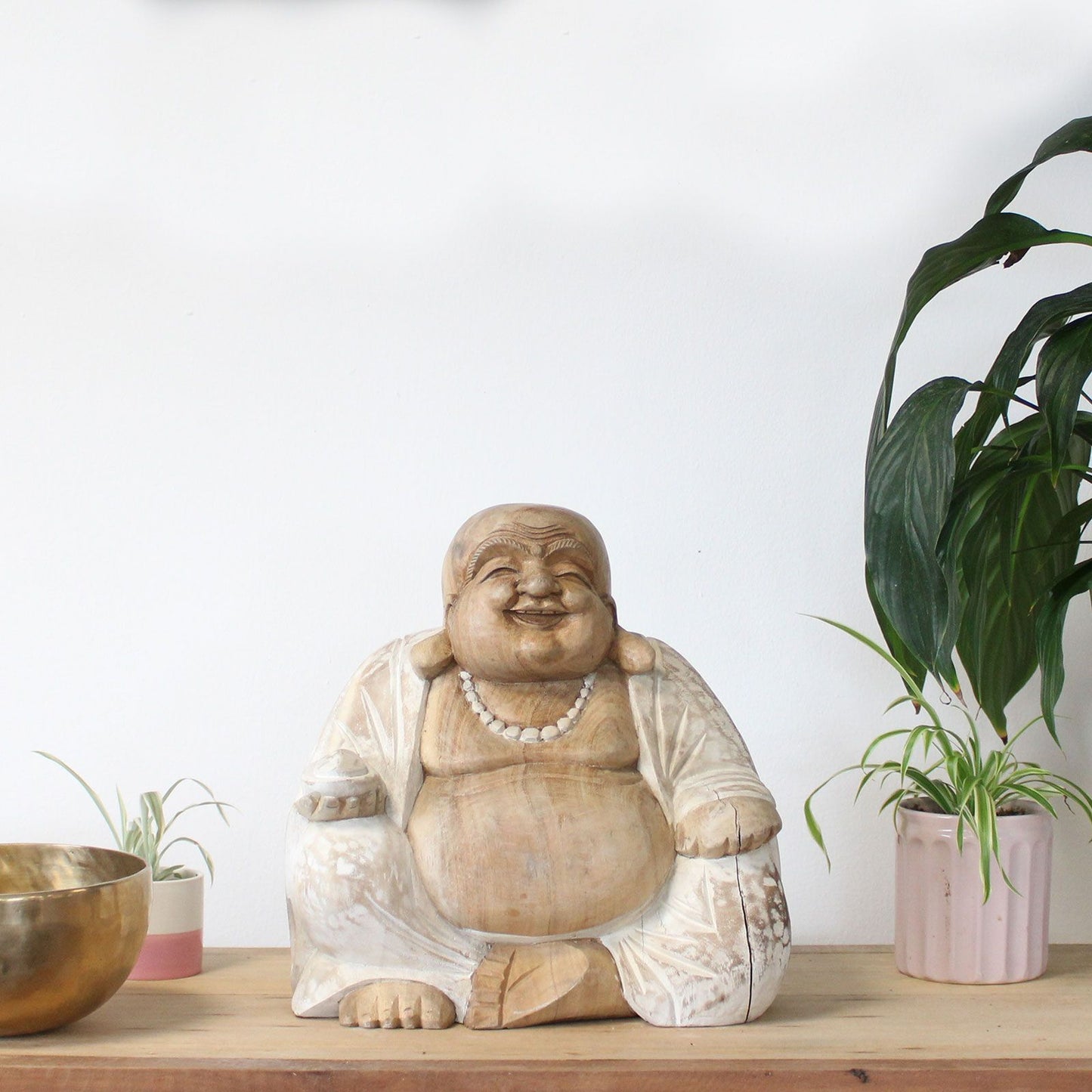 Handgeschnitzte Buddha-Statue aus Suarholz - Weiß gewaschen, 30 cm