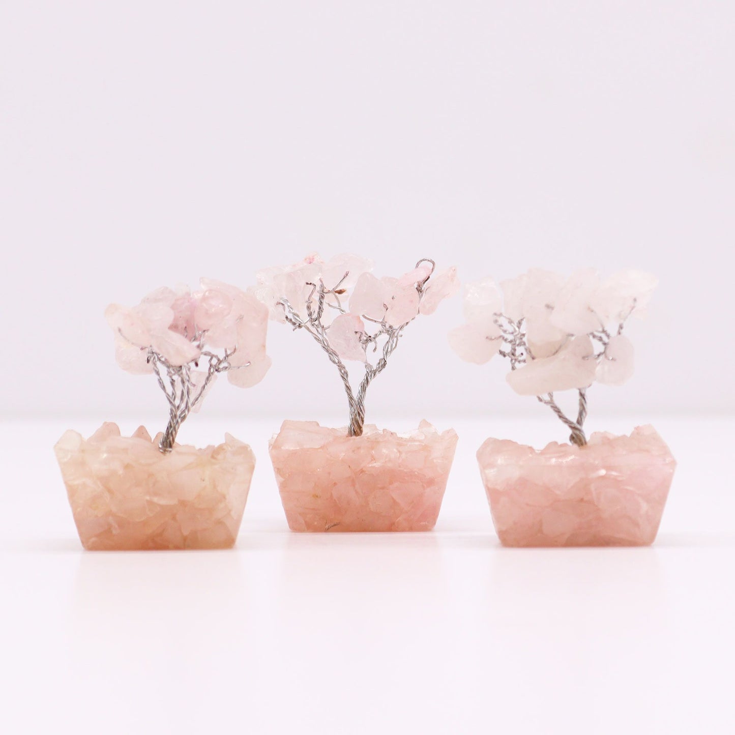 Mini-Edelsteinbaum aus Rosenquarz auf Orgonit-Basis – 15 Steine, 5 cm