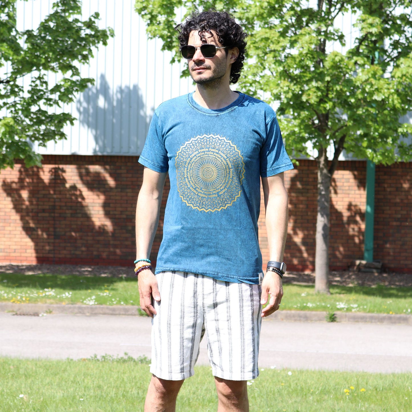 Steinwäsche T-Shirt mit Mandala-Motiv in Vintage-Blau