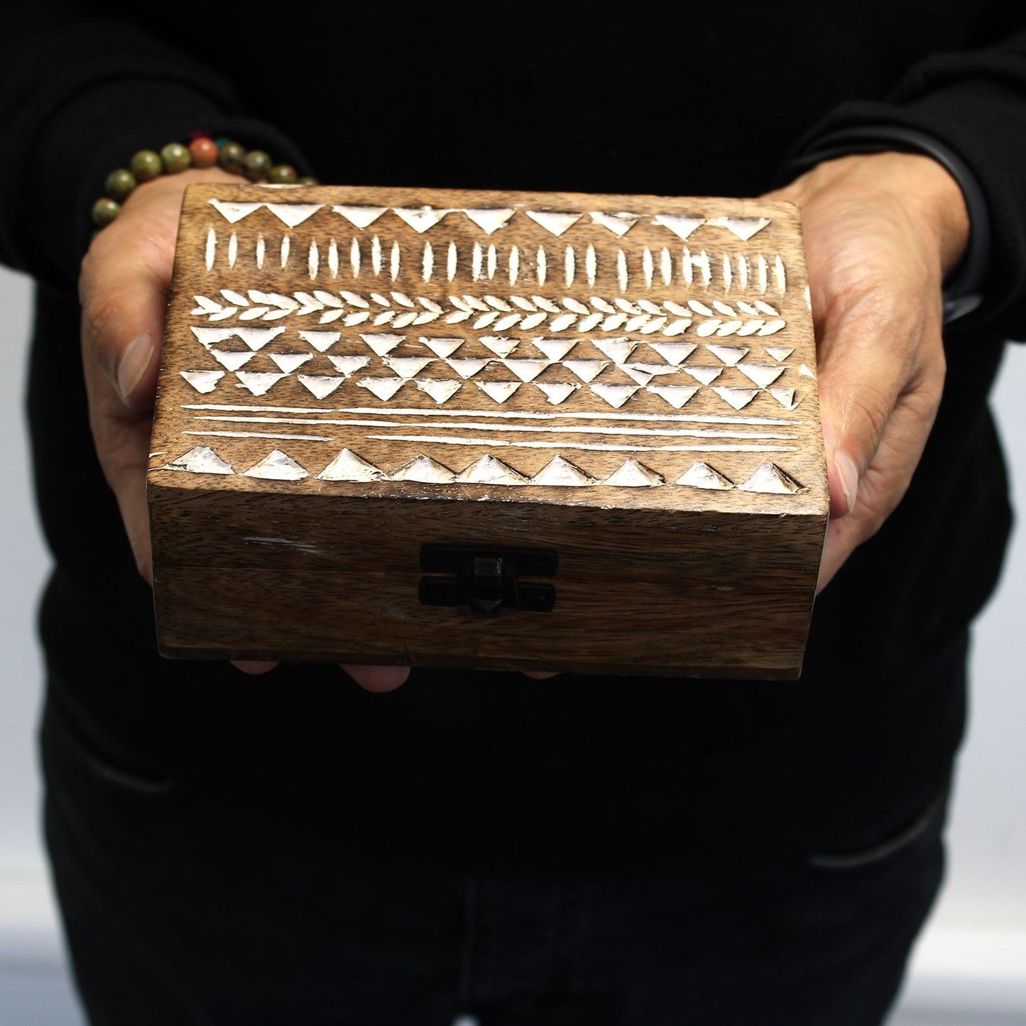Handgeschnitzte Mangoholz-Box im Aztekendesign, weiß gewaschen - 3x1,5 Pillenbox