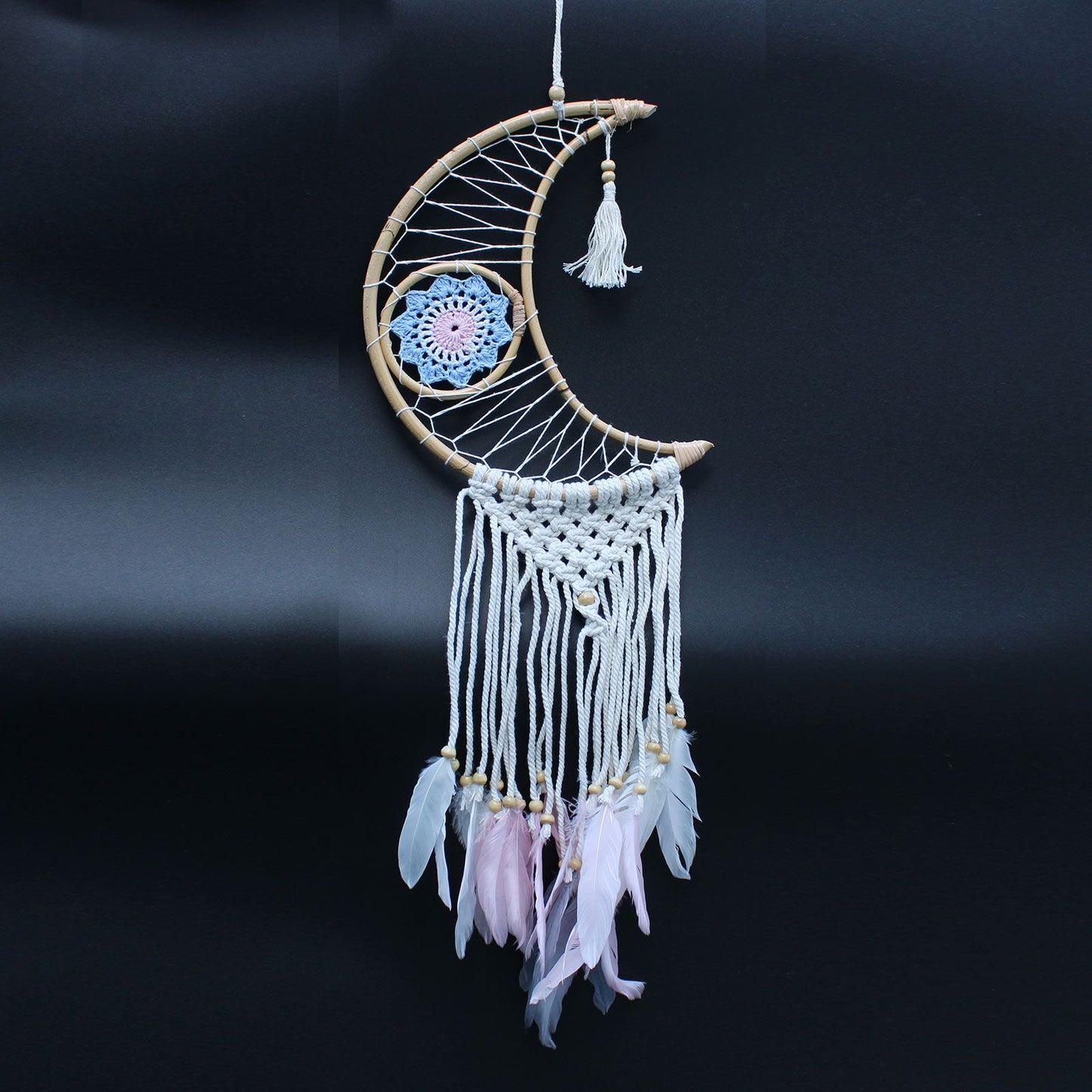 Makramee-Mond-Traumfänger in sanften Farben – Handgefertigtes Schutzsymbol