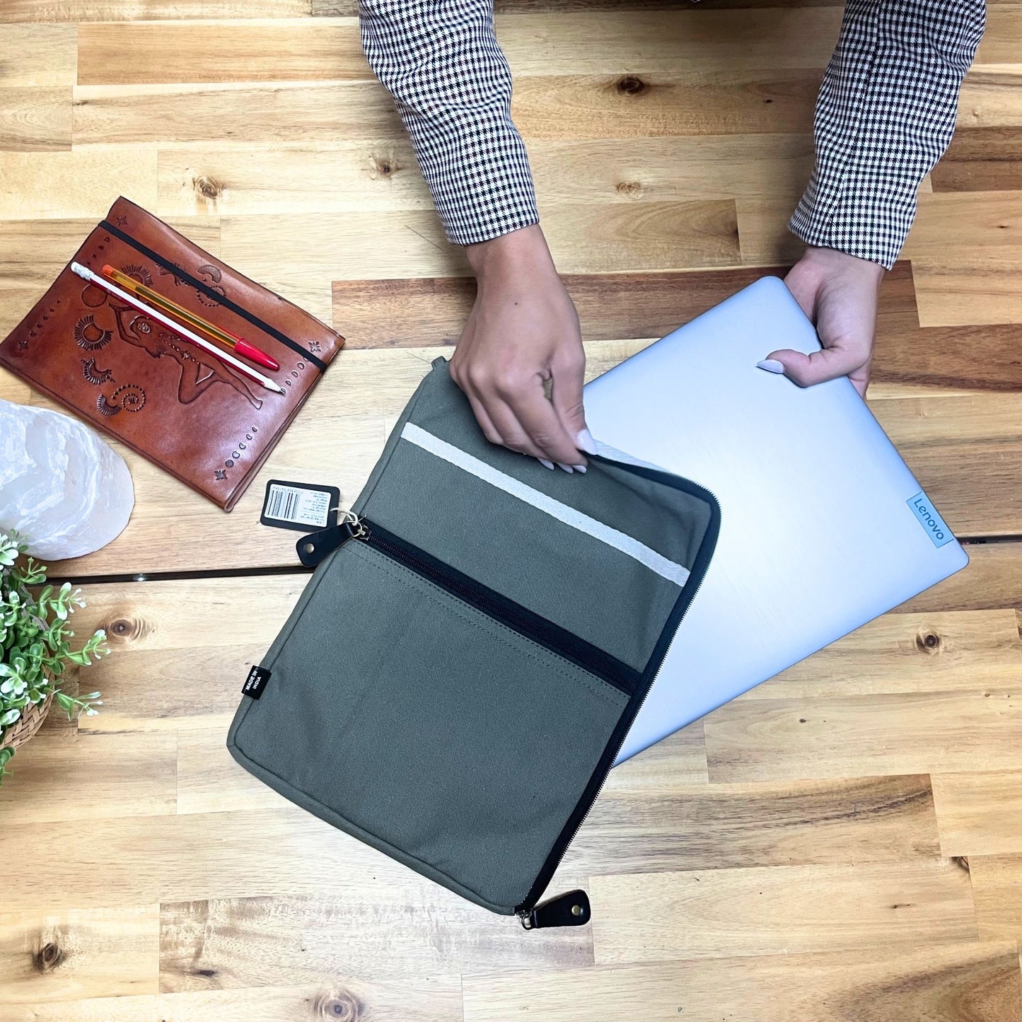 Laptop-Tasche Canvas Travel in Oliv – Handgefertigt aus Jute und Baumwolle für Geräte bis 24x33 cm