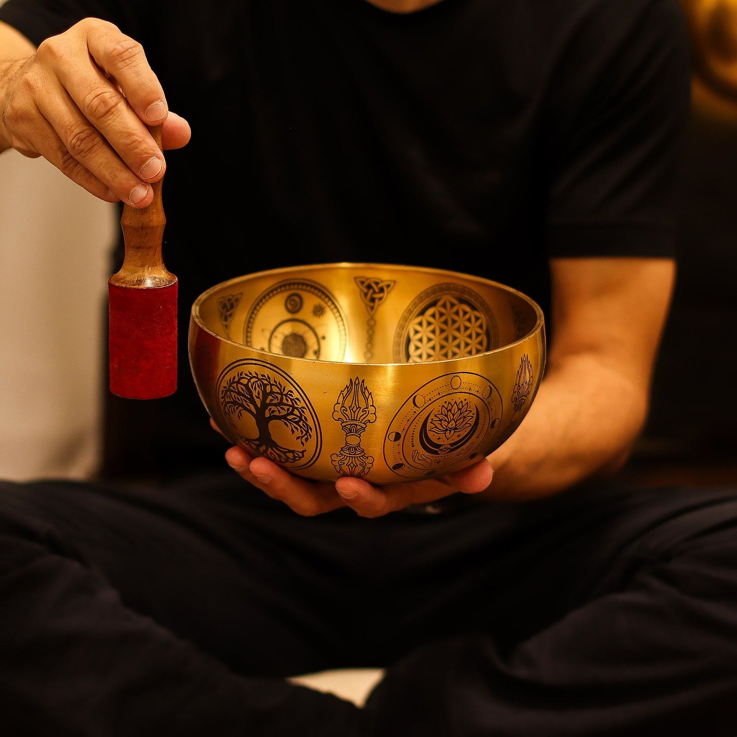 Set mit vier handgravierten Buddha-Klangschalen aus Messing