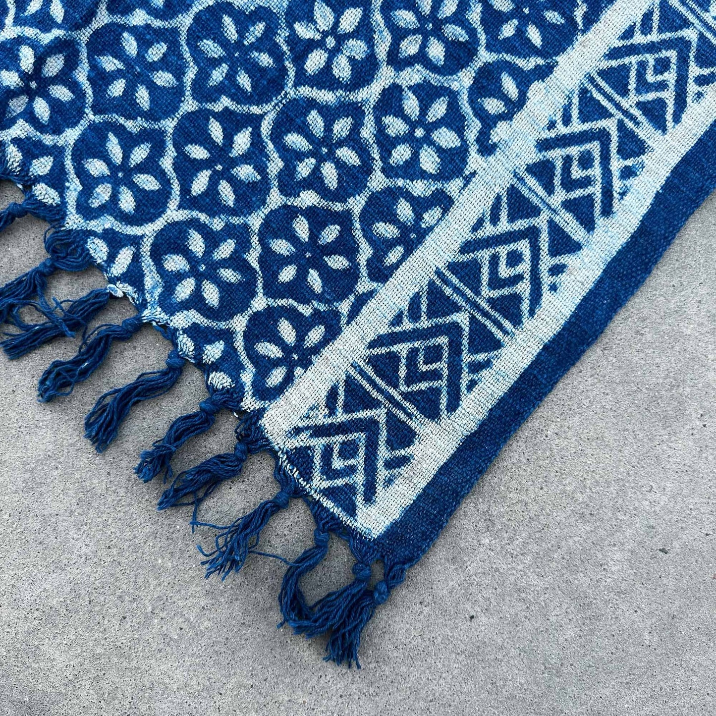Handgefertigter Indigo-Tischläufer Madjid Tiles – 170 x 60 cm