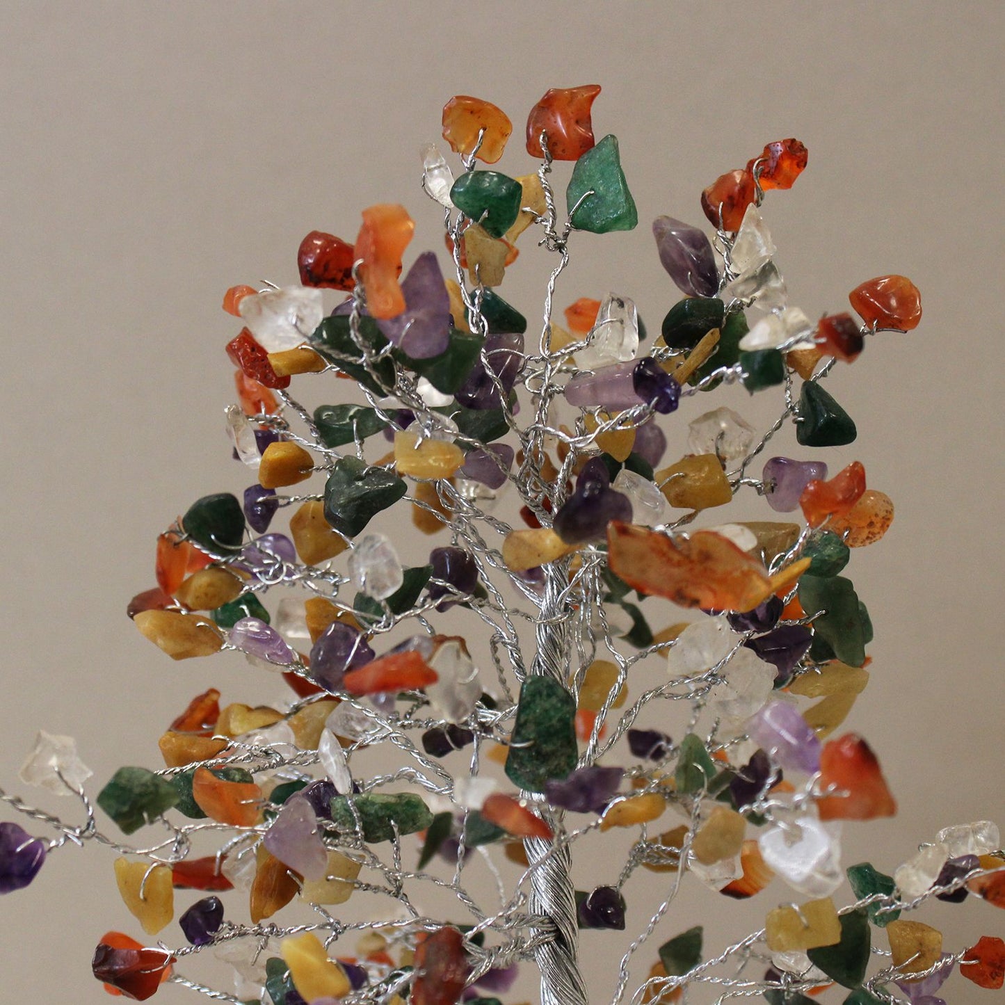 Kristallbaum auf Orgonit-Pyramide – 320 natürliche Edelsteine