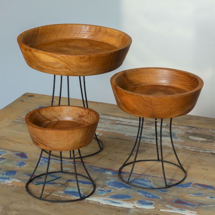 Set mit 3 erhöhten Servierschalen aus Teakholz mit Metallständer