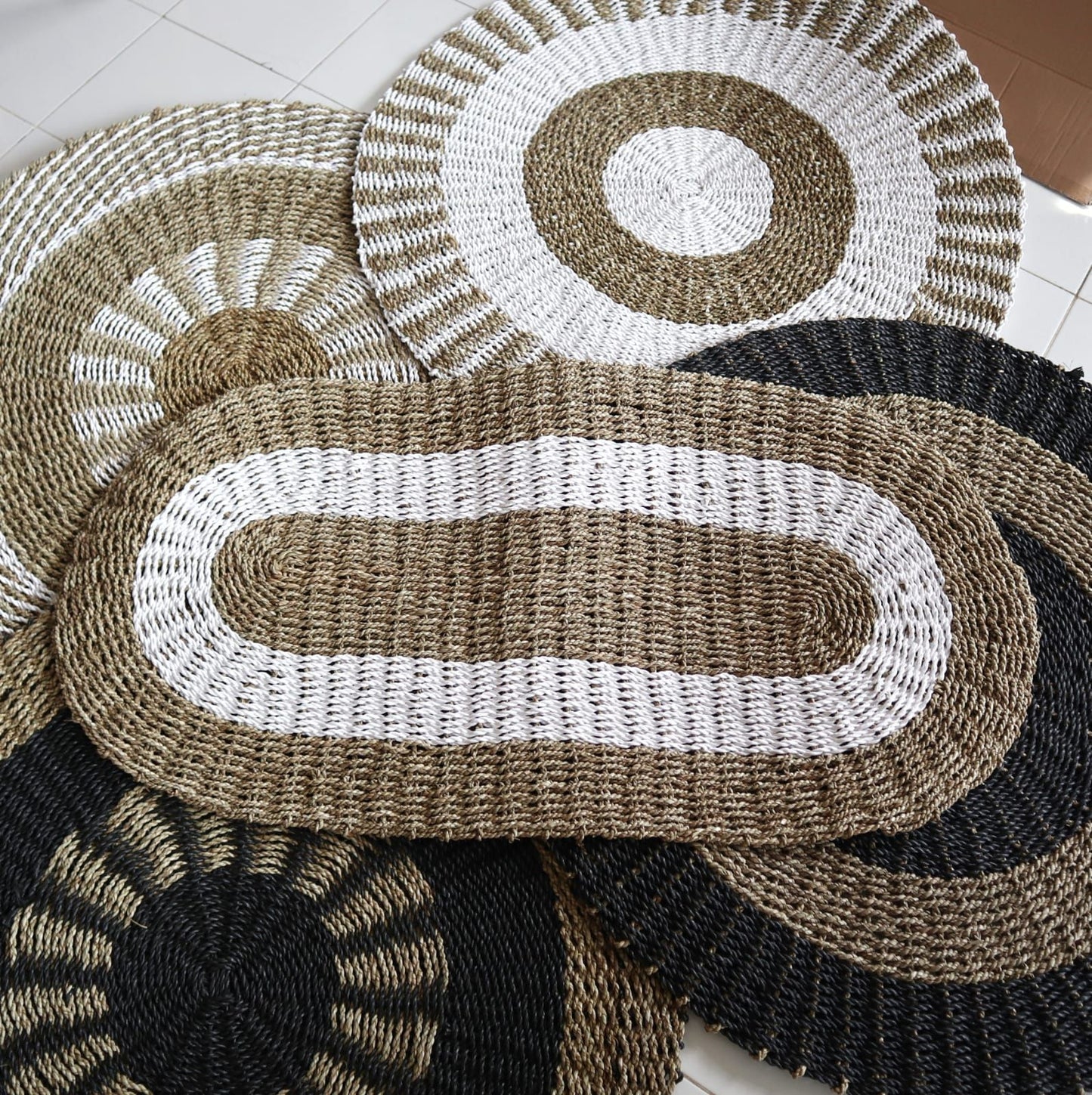 Handgewebter ovaler Seegrasteppich in Beige & Weiß, 60 x 120 cm