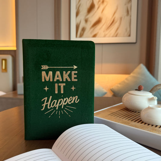 Notizbuch 'Make It Happen' in Dunkelgrün mit samtweichem Cover