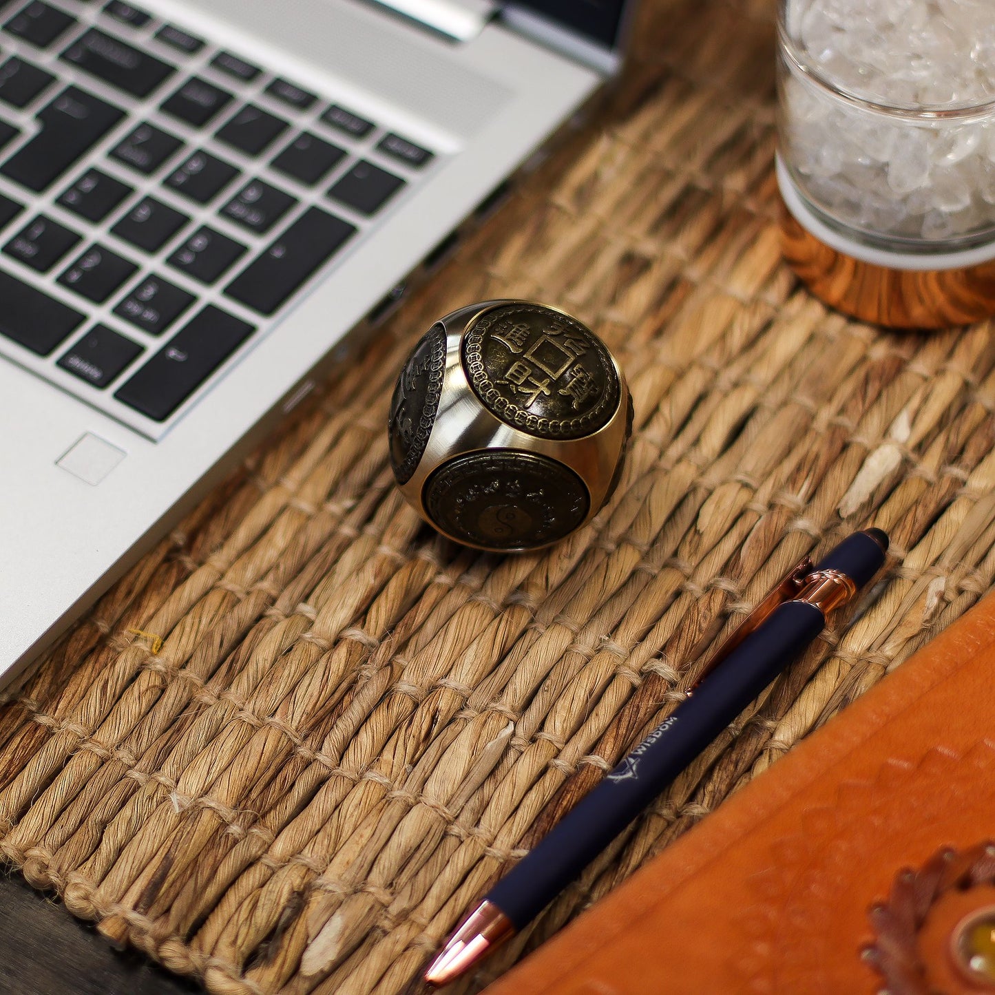 Großer Feng-Shui Drehwürfel aus Messing – Tischschmuck für Fokus und Harmonie