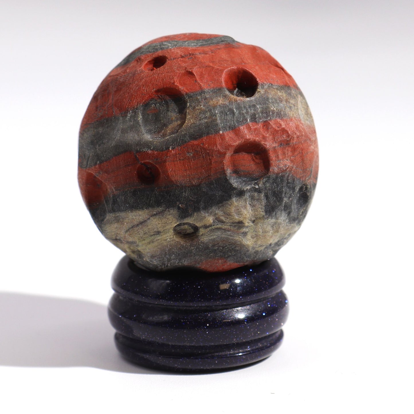 Mars-Planet aus Rotjaspis 40mm - Edelsteinkugel auf Goldfluss-Sockel