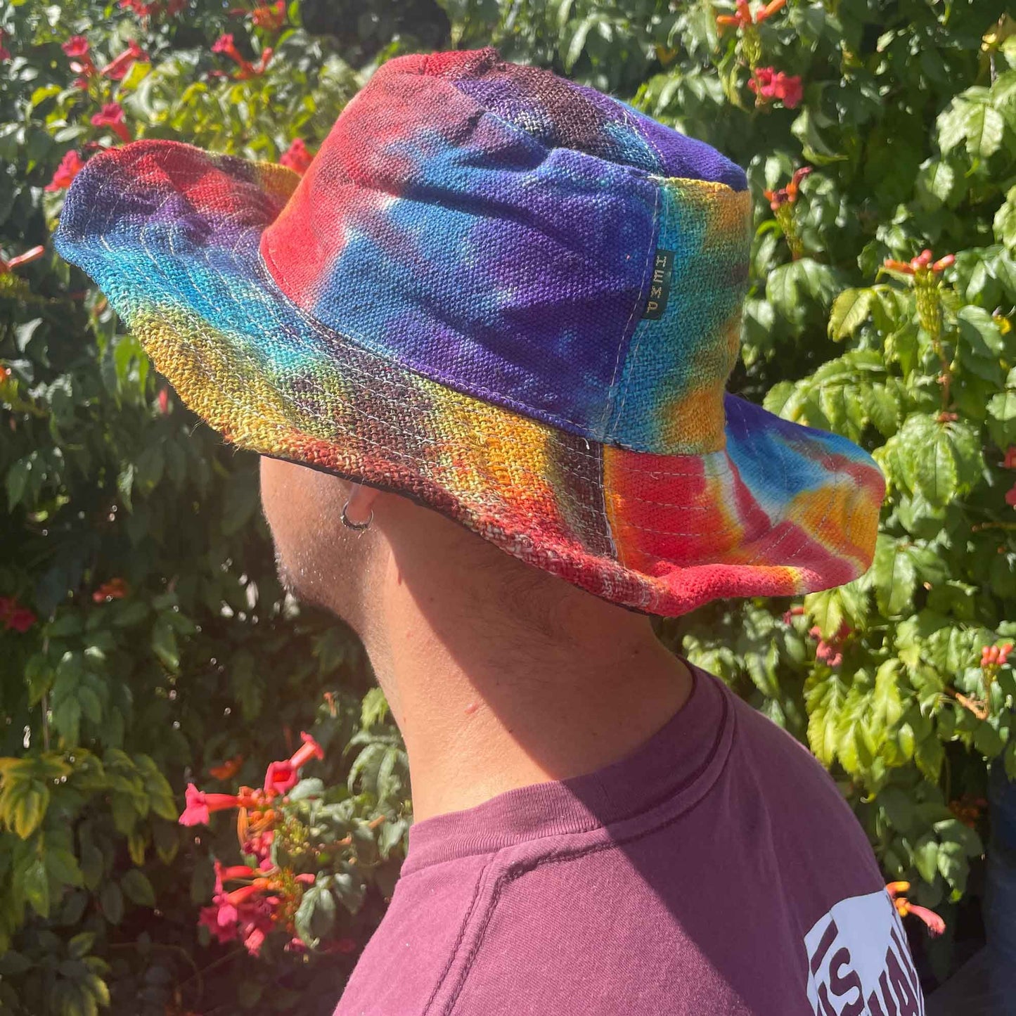 Boho Festivalhut mit Drahtkrempe – Einzigartiges Tie-Dye Patchwork aus Hanf und Baumwolle
