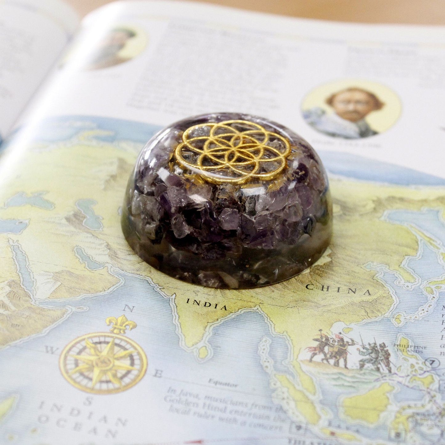 Orgonit-Dom mit Amethyst - Handgefertigter Briefbeschwerer & Energieschmuck