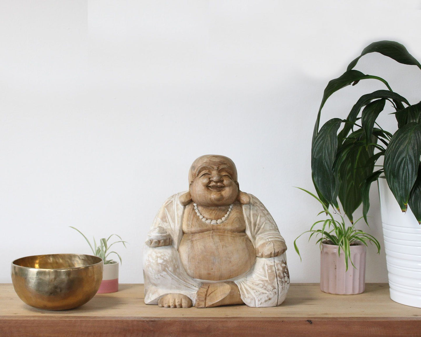 Handgeschnitzte Buddha-Statue aus Suarholz - Weiß gewaschen, 30 cm