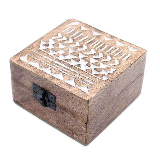 Handgeschnitzte Mangoholz-Box mit Aztekendekor in Weiß gewaschen (10x10x6 cm)