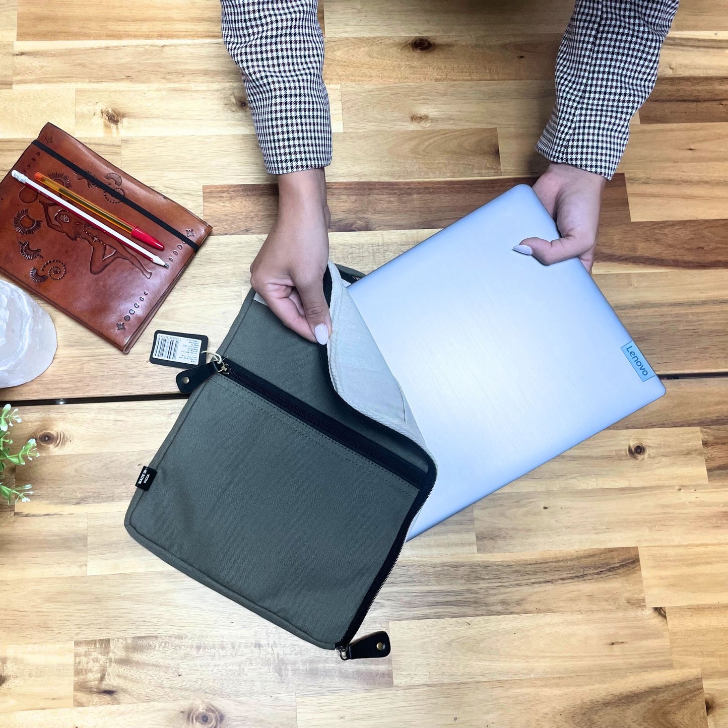 Laptop-Tasche Canvas Travel in Oliv – Handgefertigt aus Jute und Baumwolle für Geräte bis 24x33 cm