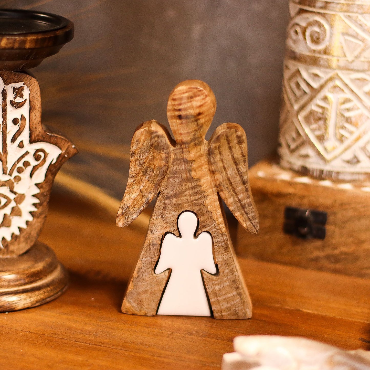 Engelsfigur aus Mango-Holz mit weißer Emaille – Symbol des Schutzes