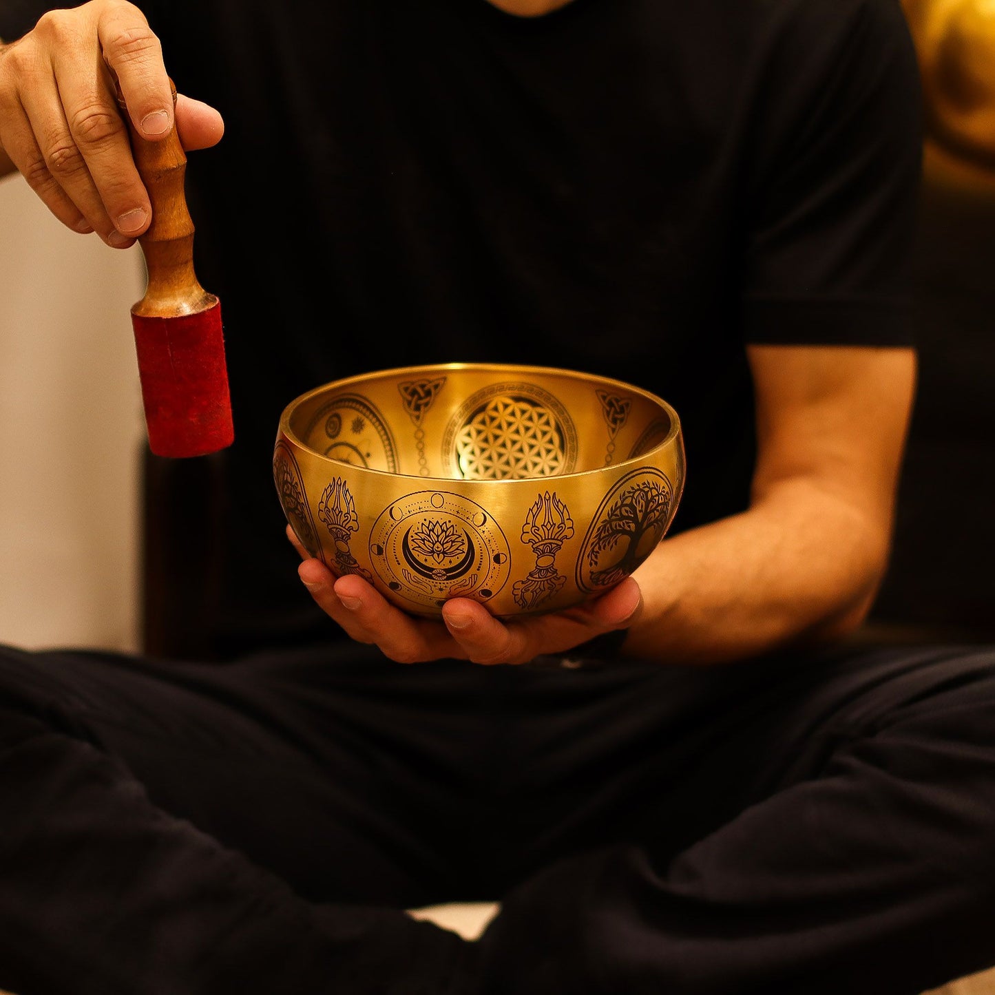 Set mit vier handgravierten Buddha-Klangschalen aus Messing