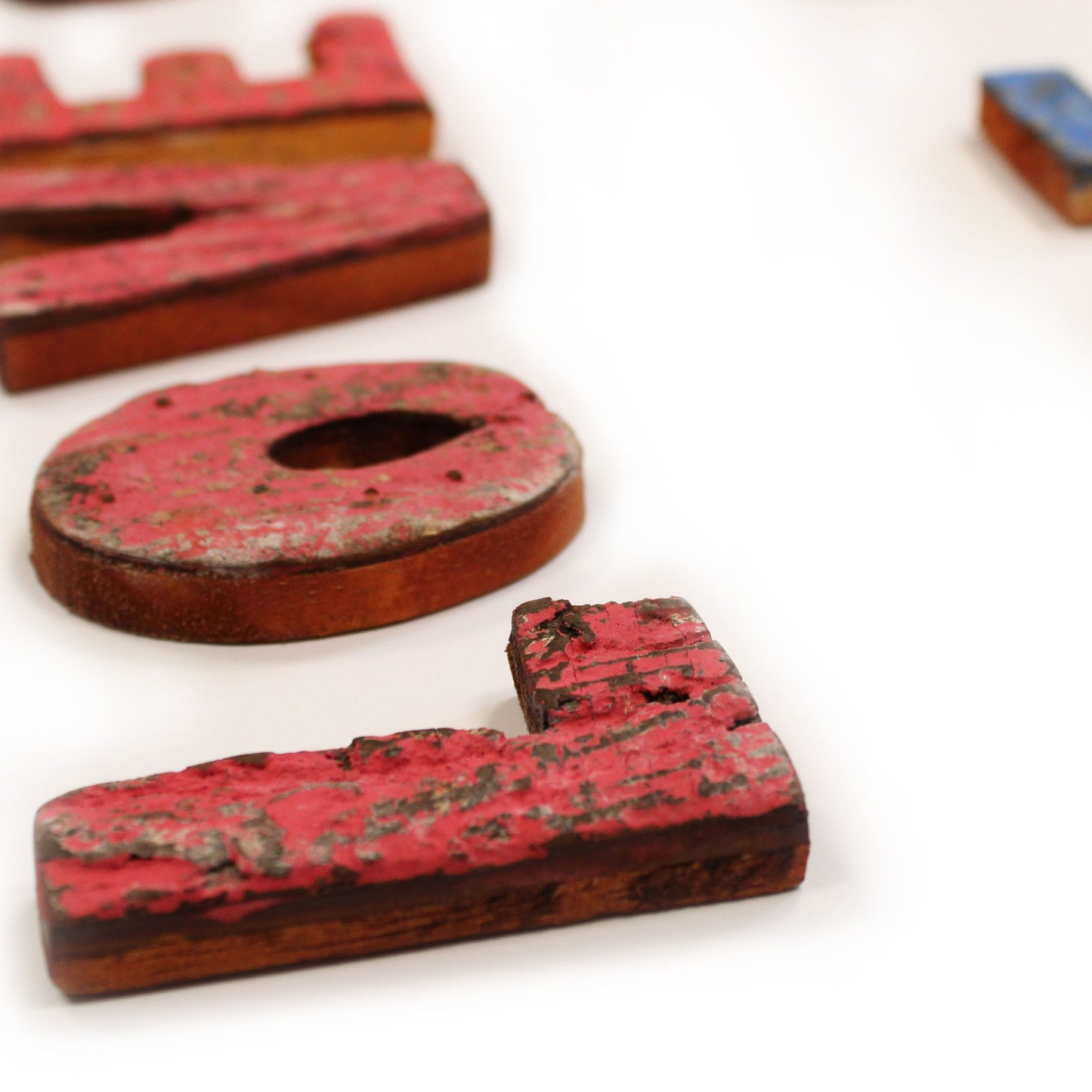 Dekor-Set mit Liebesbotschaft: 28 Buchstaben aus natürlicher Baumrinde