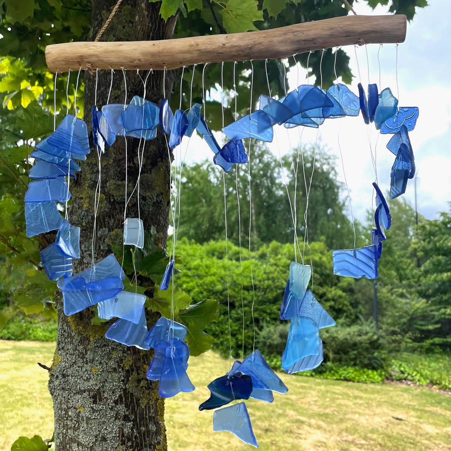 Windspiel 'Love Chime' in Blau - Handgefertigt aus Recyclingglas & Treibholz