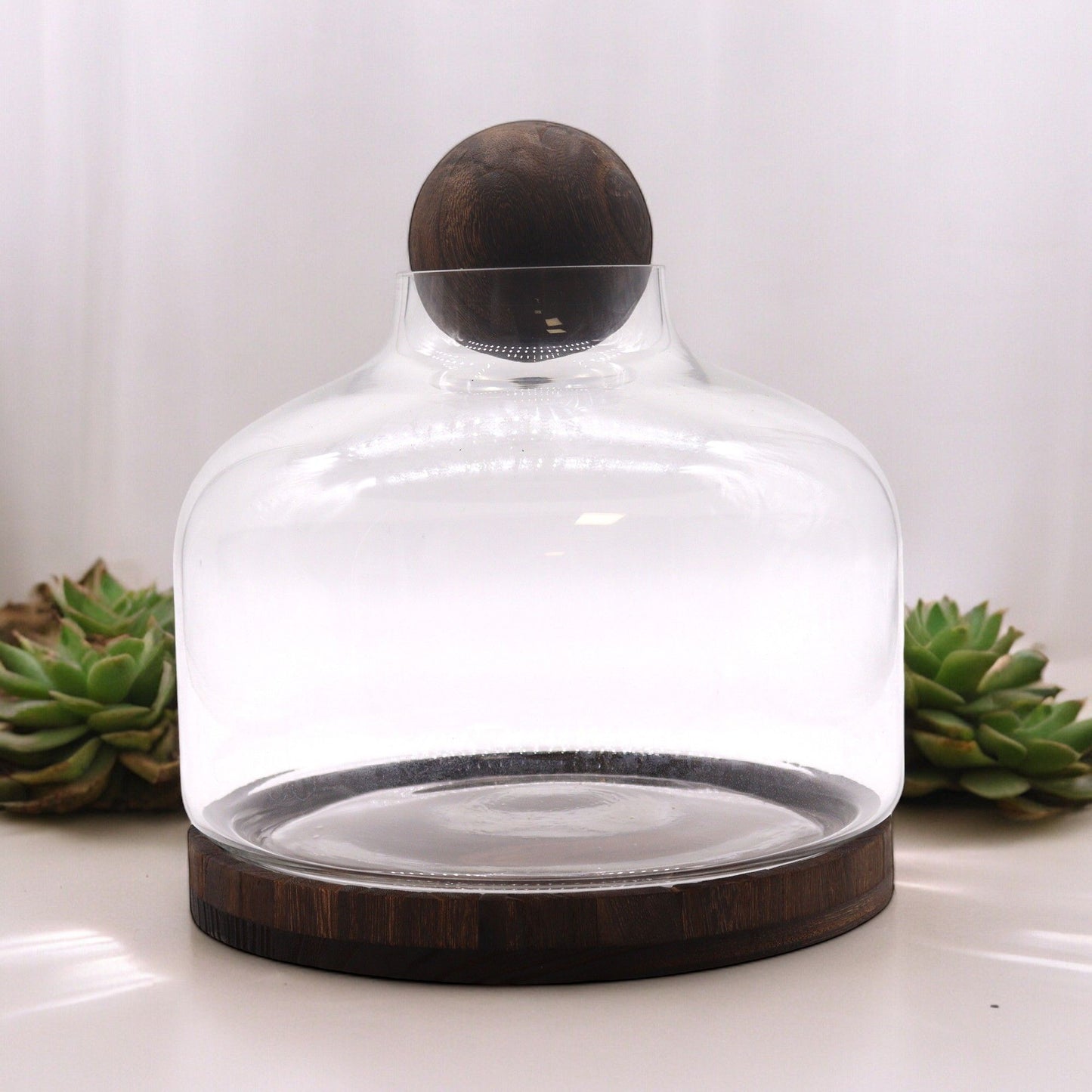 Großes Kugel-Terrarium auf Edelholz-Sockel - 23 cm