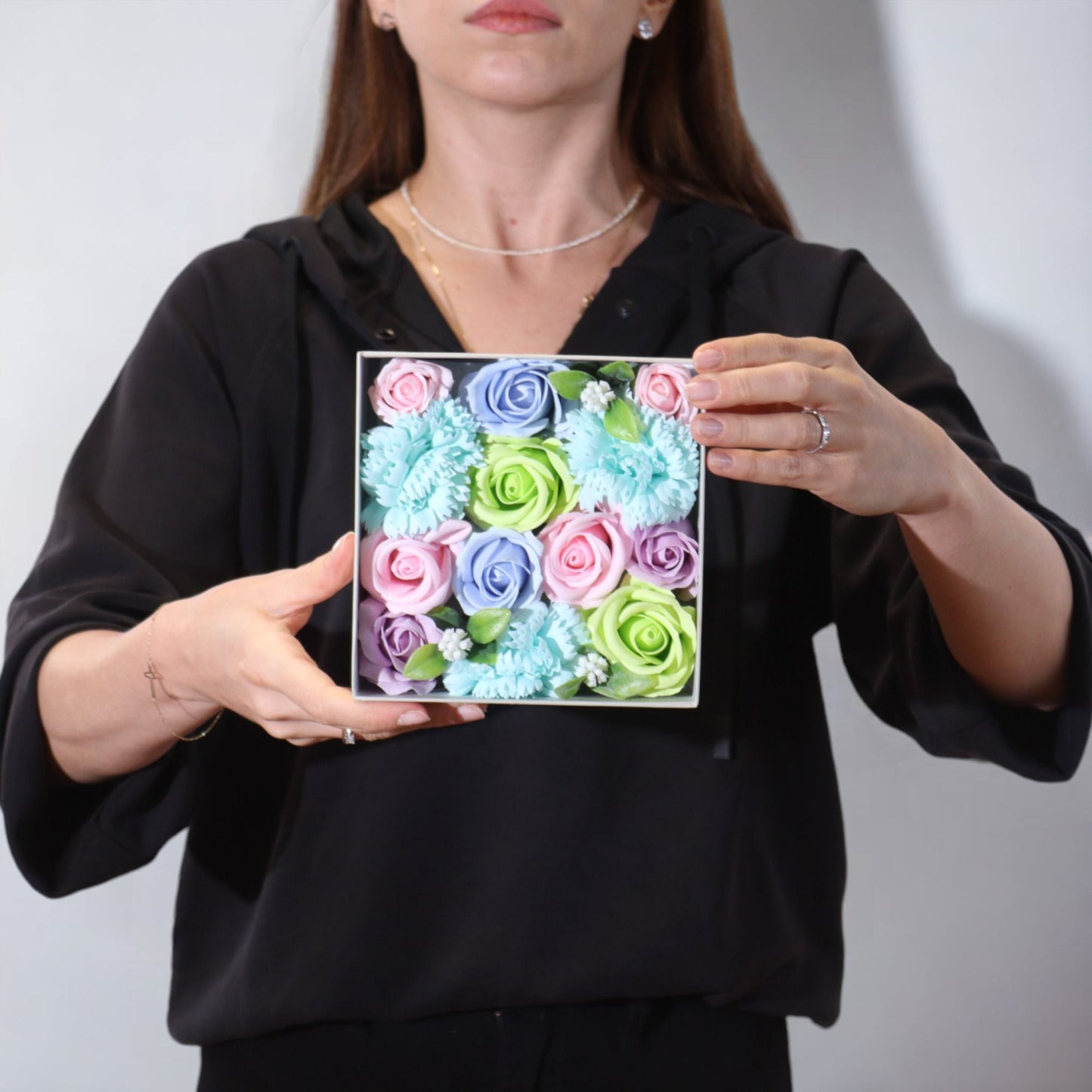 Quadratische Geschenkbox 'Babysegen' in Blau – Mit filigranen Seifenblumen