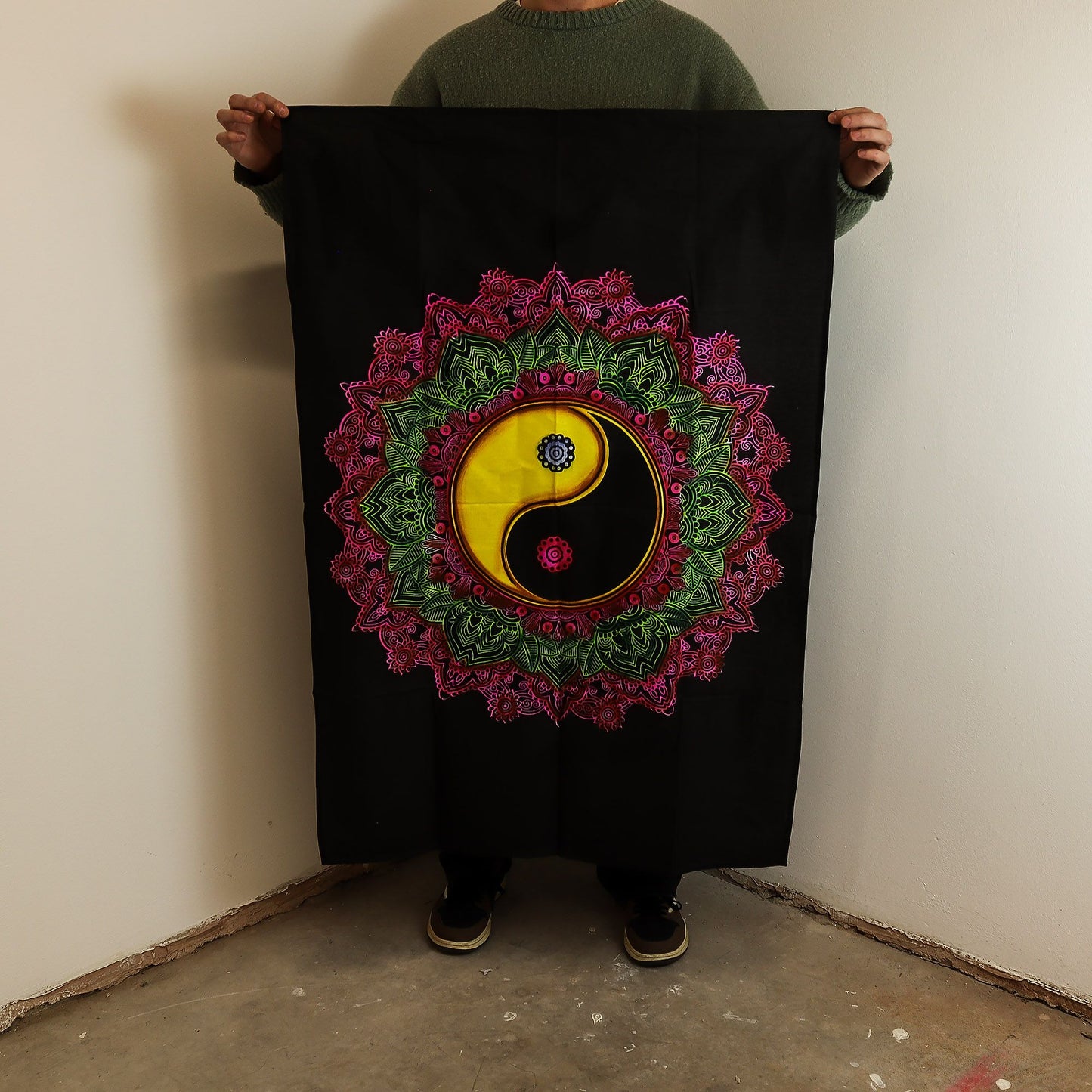 Wandbehang 'Harmonie Mandala' – Yin & Yang Design in Rosa & Grün auf Schwarz