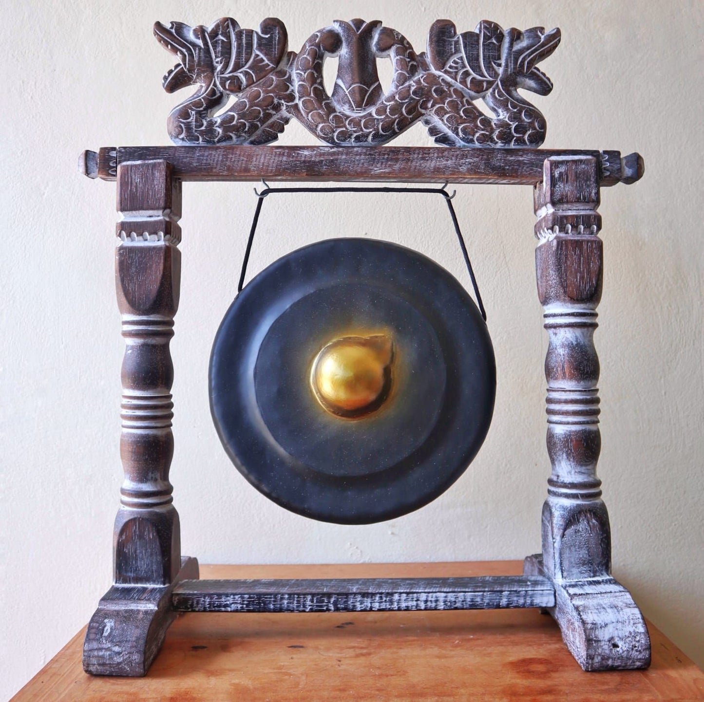 Meditationsgong aus Schmiedemetall 25 cm - Mit kunstvollem Albasia-Holzständer in Schwarz