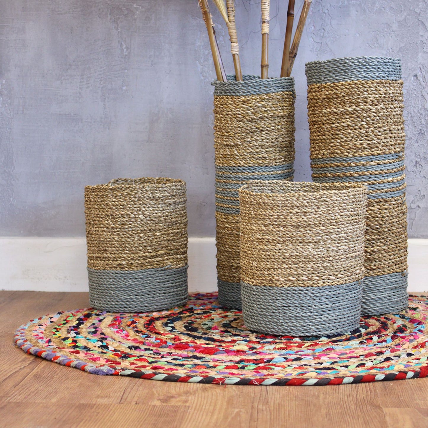 Set aus handgewebtem Seegras & grauem Raffia – 2 Vasen & 2 Körbe