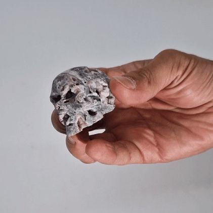 Handgeschnitzter Kalzit-Geoden-Schädel – Einzigartiges Naturkunstwerk (ca. 4,5 cm)