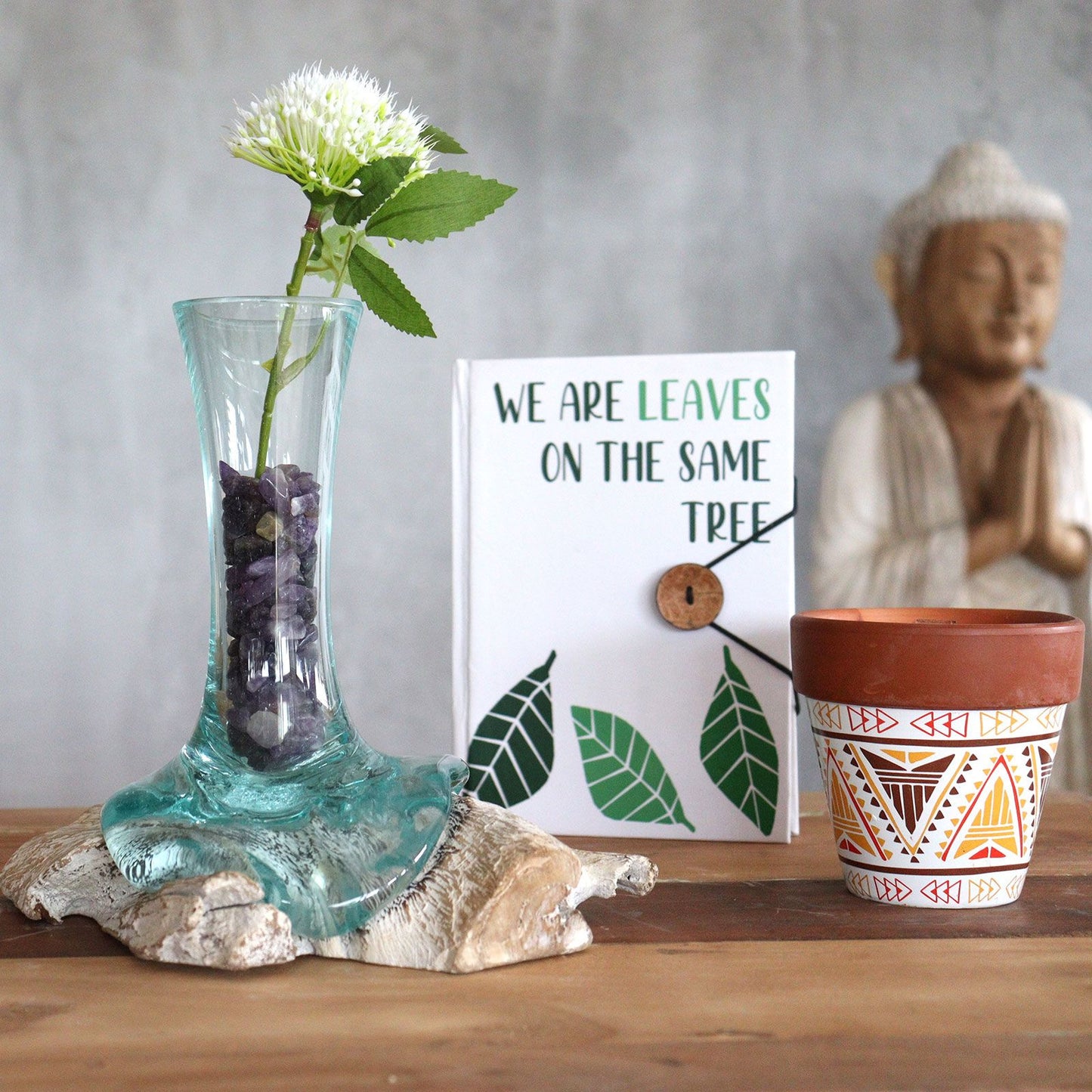 Vase aus geschmolzenem Glas auf Weißholz – Handgefertigtes Unikat aus Bali