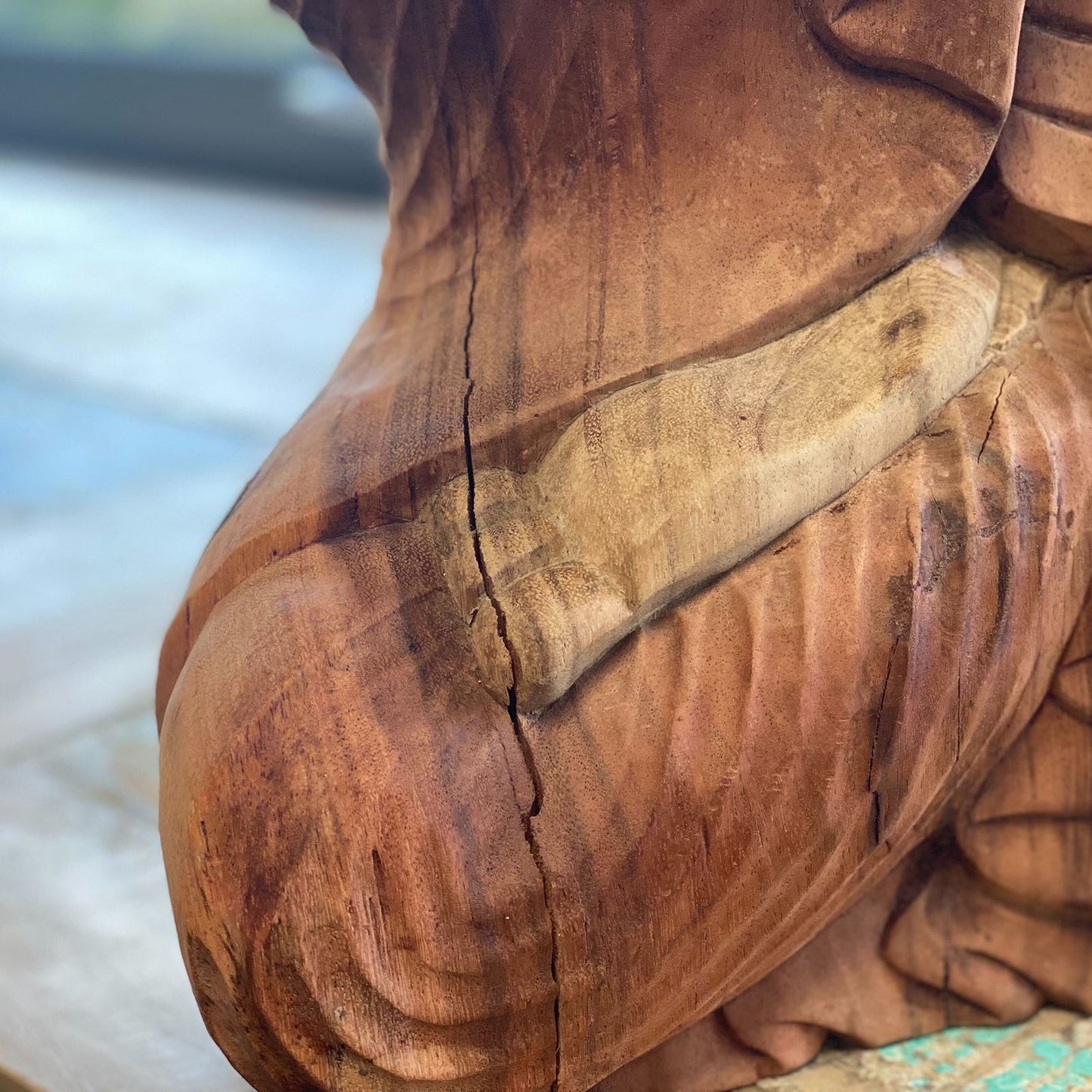 Handgeschnitzte Buddha Statue 'Der Denker' aus Suarholz - 25 cm
