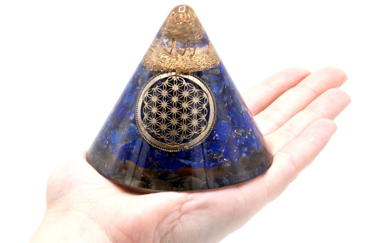 Orgonit Kegel mit Lapislazuli & schwebendem Quarz – Blume des Lebens, 9 cm