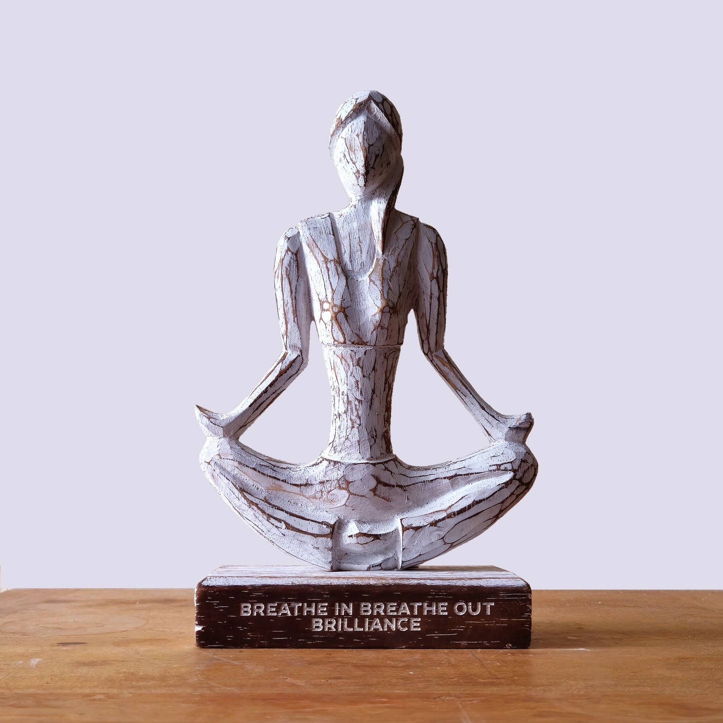 Sukhasana Yoga-Figur aus Albasia-Holz – Handgeschnitzt mit inspirierendem Mantra