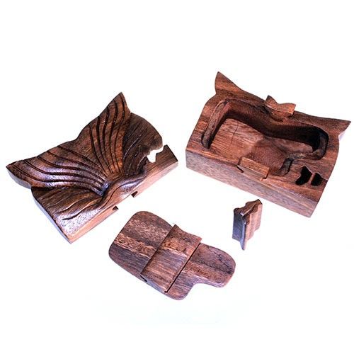 Rätselbox 'Walflosse' aus Saman-Holz – Handgeschnitztes Puzzle mit Geheimfach