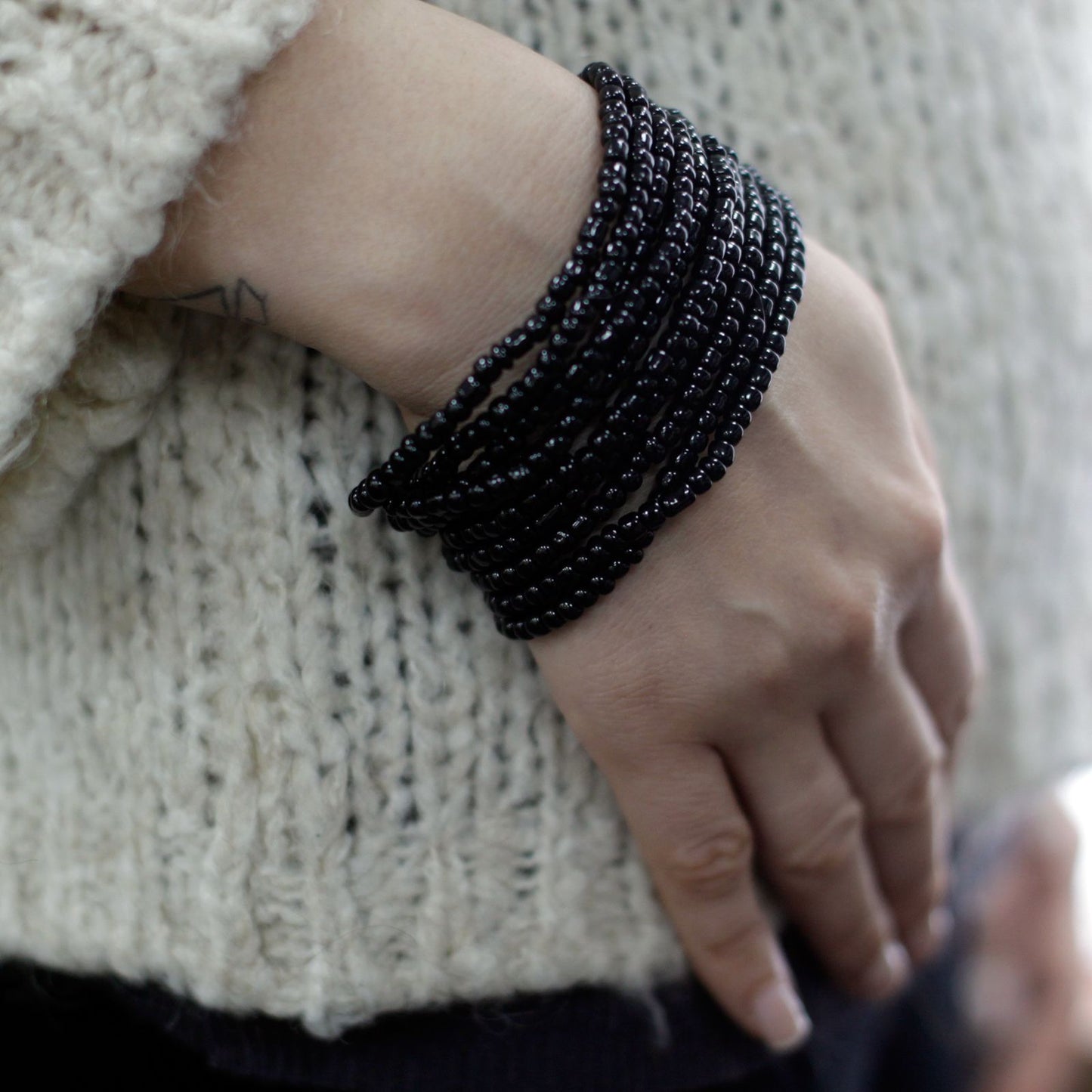 Armband aus Kokosholz mit bunten Perlen und Holzverschluss