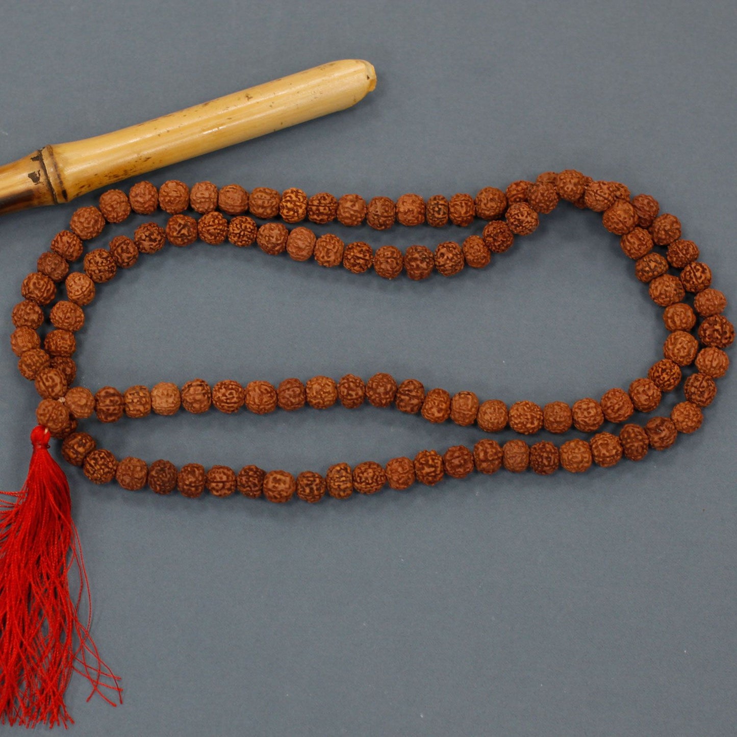 Traditionelle Mala aus braunen Rudraksha-Perlen – 108-teilig mit Quaste