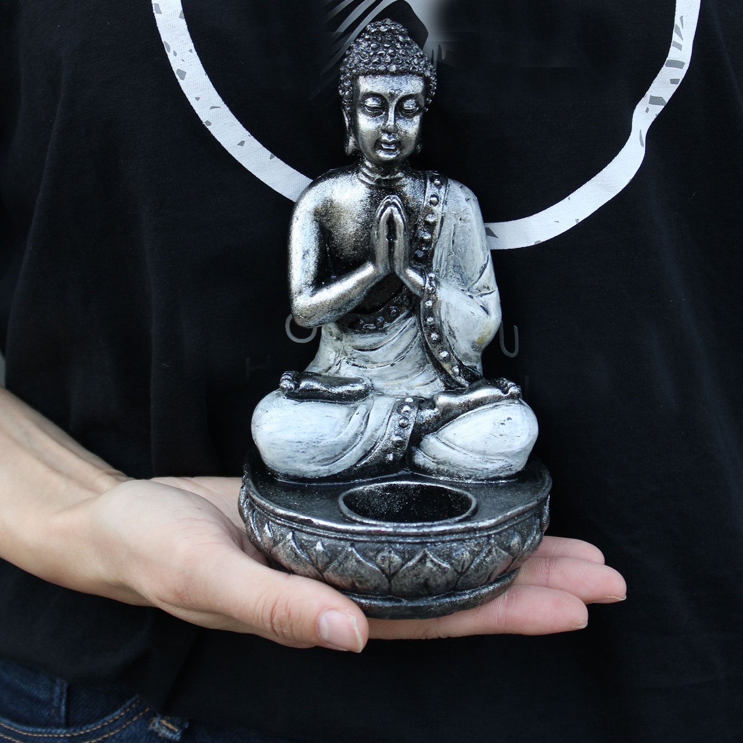 Handbemalte Buddha-Figur als Kerzenhalter in Weiß - Medium Format